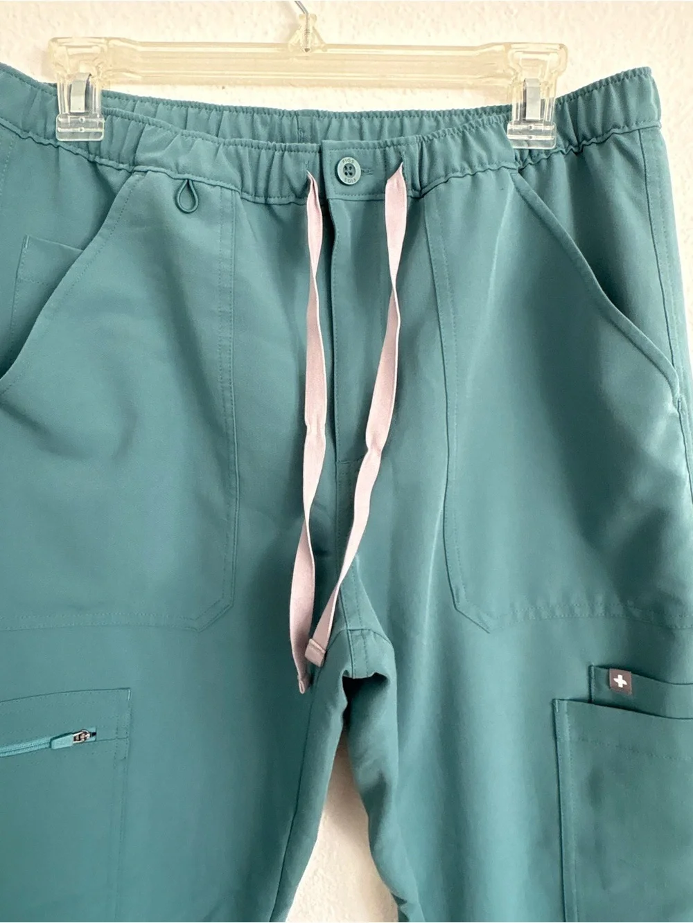 FIGS Men’s Cairo Cargo Scrub Pants Medium Short Teal Green 27” Inseam